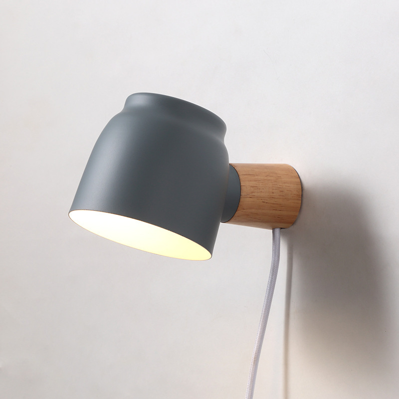 Nordijska minimalistička zidna svjetiljka s priključkom za utičnicu, za spavaću sobu i hodnik, rotirajuća, LED, metalno tijelo, pastelni stil.