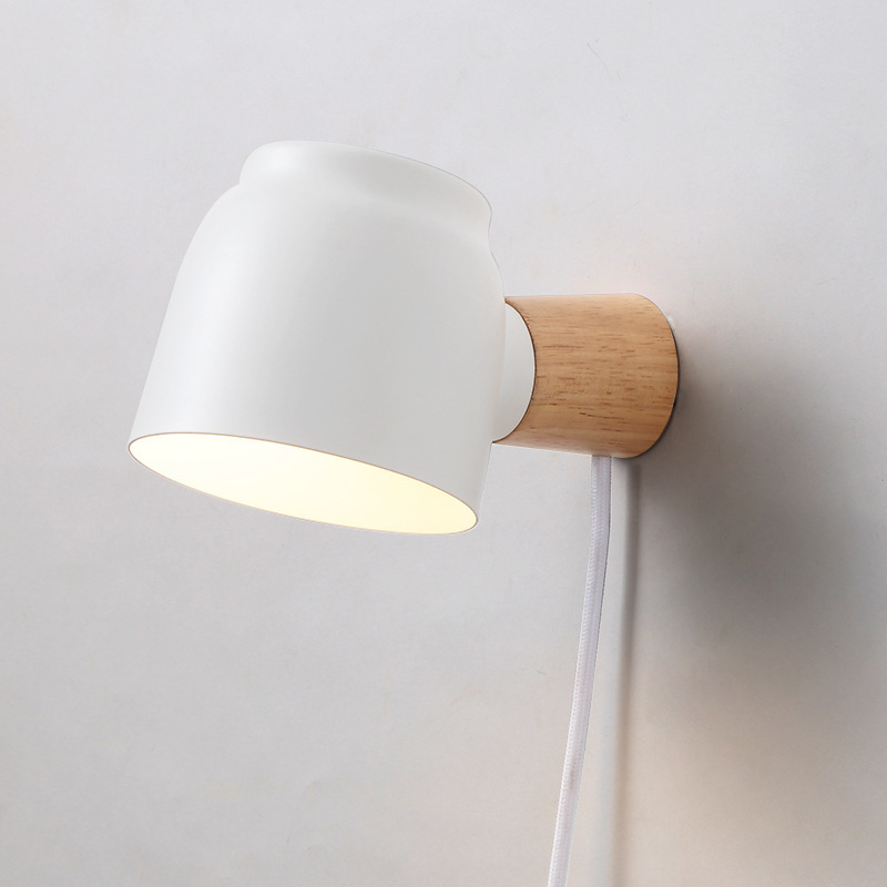 Nordijska minimalistička zidna svjetiljka s priključkom za utičnicu, za spavaću sobu i hodnik, rotirajuća, LED, metalno tijelo, pastelni stil.
