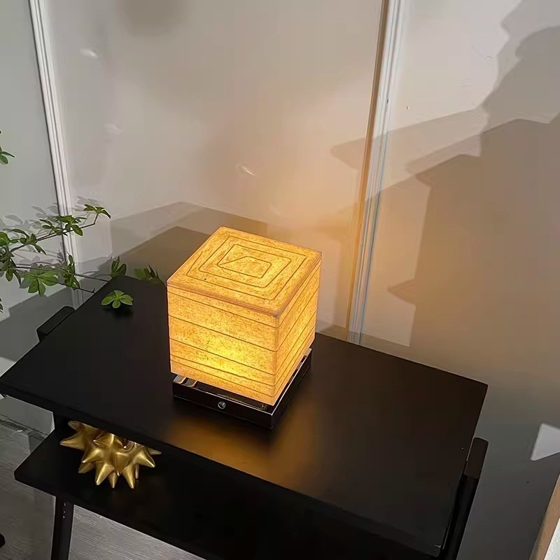 Japanska retro zidna lampa uz kreveta, jednostavan dizajn, kvadratno stakleno sjenilo, zidna svjetiljka za hodnik