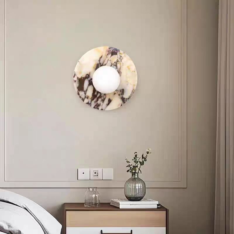Wabi-sabi stil, nordska vila dnevna zidna svjetiljka uz dizajnerski pozadinski zid i luksuznu mramornu lampu za noćni ormarić