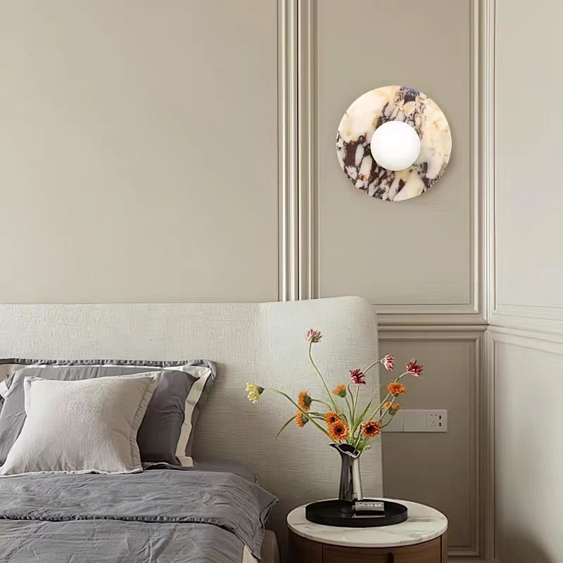 Wabi-sabi stil, nordska vila dnevna zidna svjetiljka uz dizajnerski pozadinski zid i luksuznu mramornu lampu za noćni ormarić