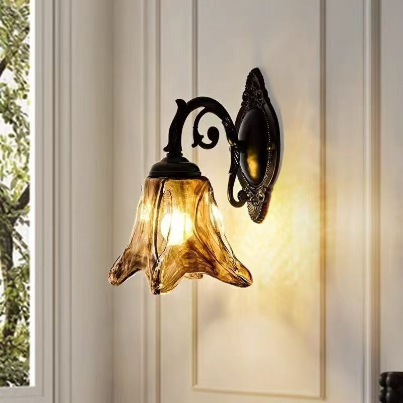 Američka retro zidna lampa za spavaću sobu i dnevni boravak, stakleni difuzor, metalno tijelo, seoski vintage stil