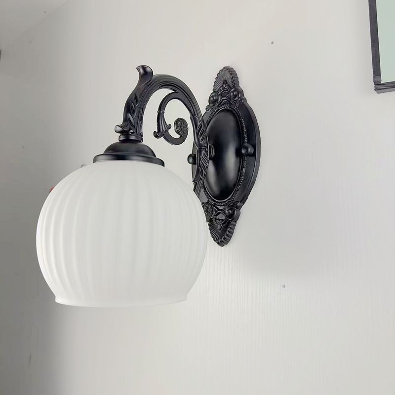 Američka retro zidna lampa za spavaću sobu i dnevni boravak, stakleni difuzor, metalno tijelo, seoski vintage stil