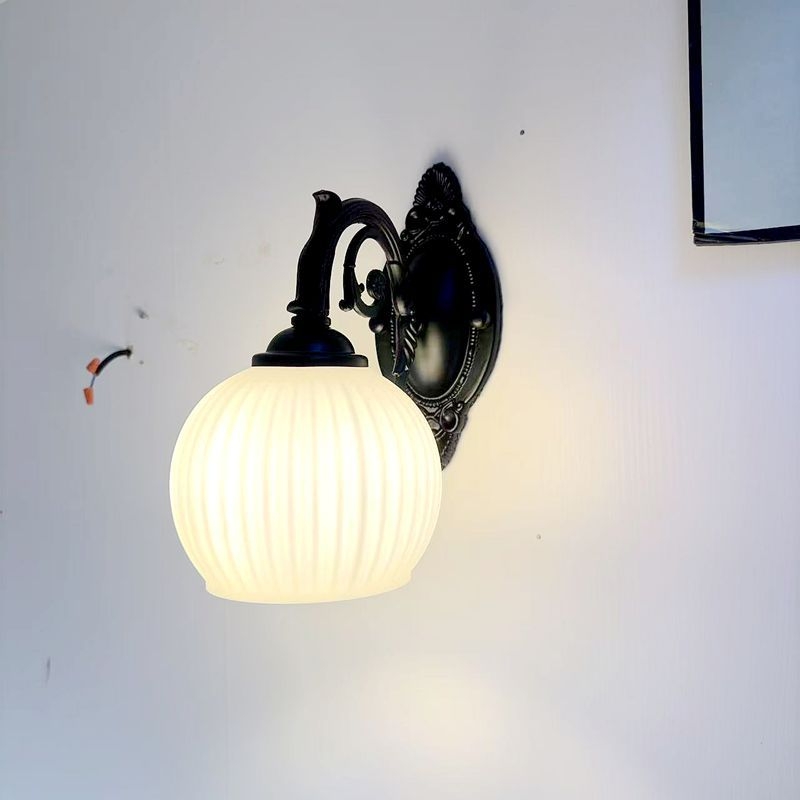 Američka retro zidna lampa za spavaću sobu i dnevni boravak, stakleni difuzor, metalno tijelo, seoski vintage stil