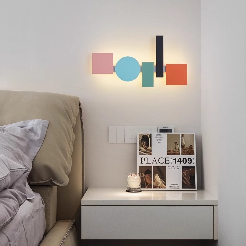 Nordijskog stila LED zidna svjetiljka za dnevni boravak s pozadinom kauča, dekor prikazne sobe, kontrastna umjetnička atmosfera