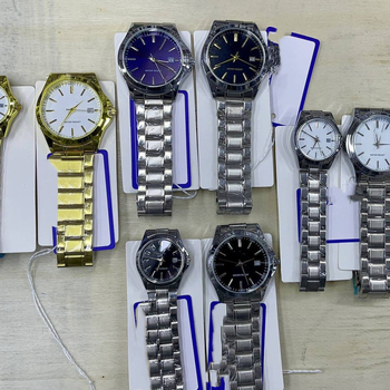 Unisex sat s potpuno automatskim kvarcnim mehanizmom i vječnim kalendarom, brojčanik 40,5 mm, vodootporan do 10 m, gumeni remen, spiralna kruna, kućište od legure, premazano staklo