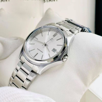Unisex sat s potpuno automatskim kvarcnim mehanizmom i vječnim kalendarom, brojčanik 40,5 mm, vodootporan do 10 m, gumeni remen, spiralna kruna, kućište od legure, premazano staklo