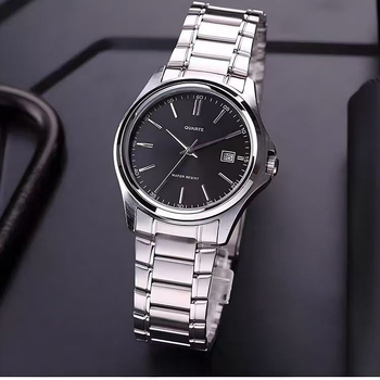 Unisex sat s potpuno automatskim kvarcnim mehanizmom i vječnim kalendarom, brojčanik 40,5 mm, vodootporan do 10 m, gumeni remen, spiralna kruna, kućište od legure, premazano staklo