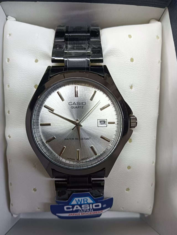 Unisex sat s potpuno automatskim kvarcnim mehanizmom i vječnim kalendarom, brojčanik 40,5 mm, vodootporan do 10 m, gumeni remen, spiralna kruna, kućište od legure, premazano staklo