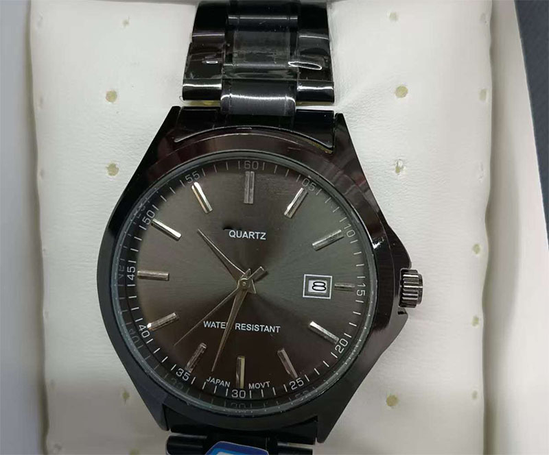 Unisex sat s potpuno automatskim kvarcnim mehanizmom i vječnim kalendarom, brojčanik 40,5 mm, vodootporan do 10 m, gumeni remen, spiralna kruna, kućište od legure, premazano staklo
