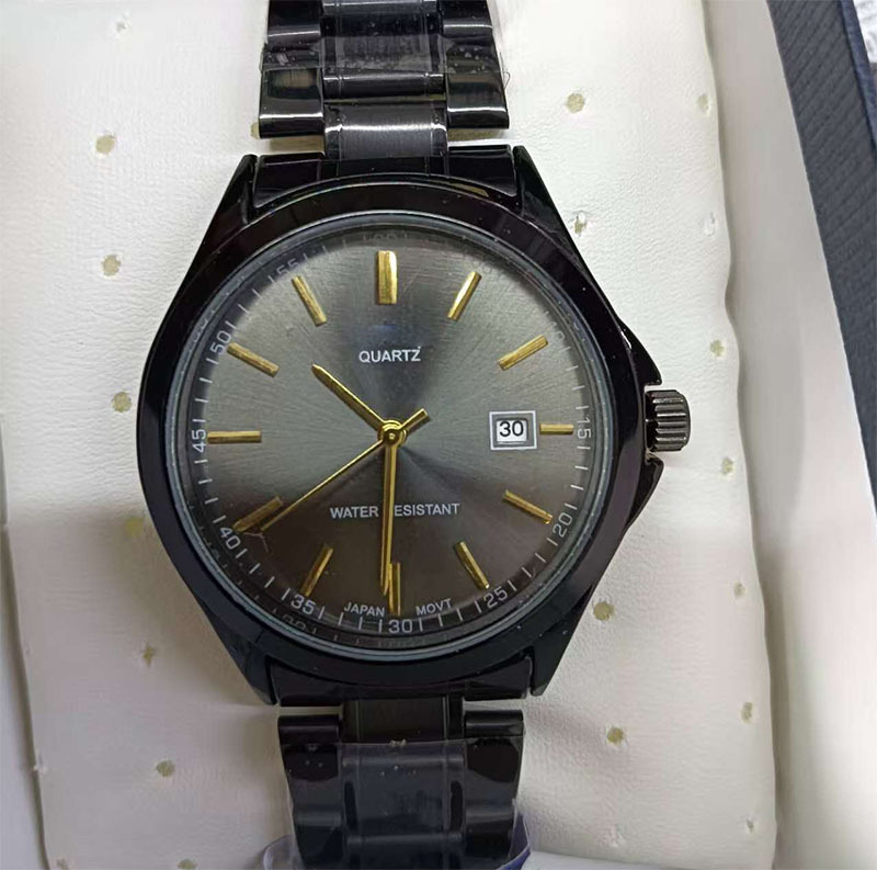 Unisex sat s potpuno automatskim kvarcnim mehanizmom i vječnim kalendarom, brojčanik 40,5 mm, vodootporan do 10 m, gumeni remen, spiralna kruna, kućište od legure, premazano staklo