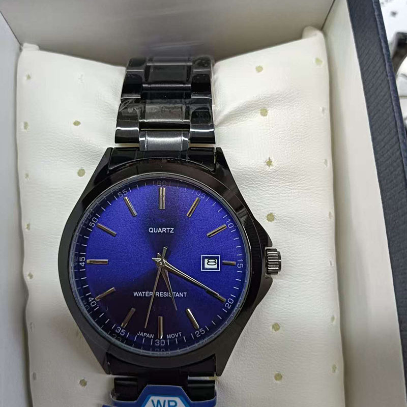 Unisex sat s potpuno automatskim kvarcnim mehanizmom i vječnim kalendarom, brojčanik 40,5 mm, vodootporan do 10 m, gumeni remen, spiralna kruna, kućište od legure, premazano staklo