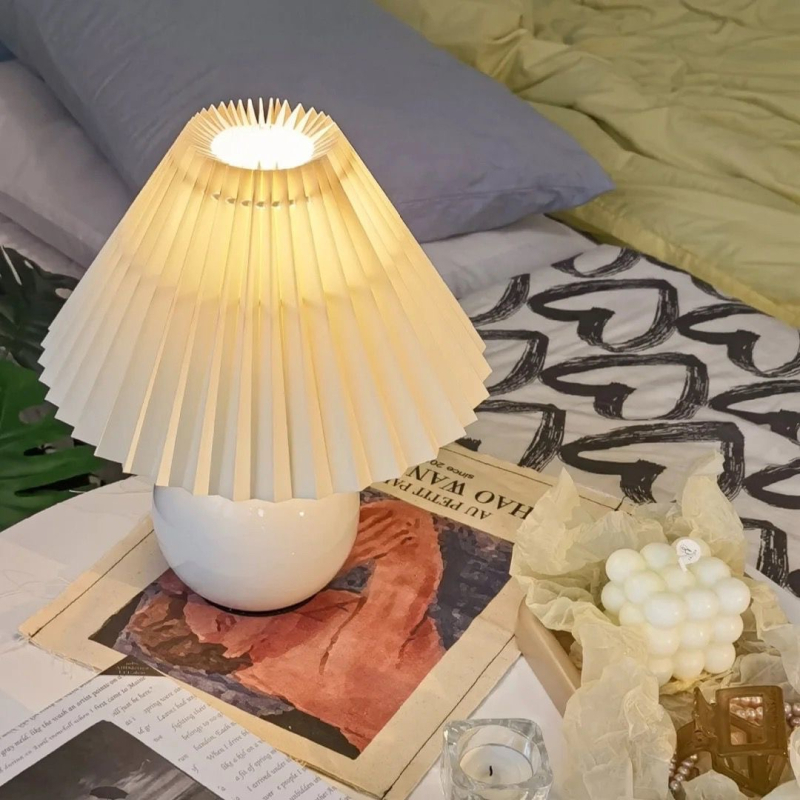 Mala plisirana stolna lampica za spavaću sobu, nordijska keramička noćna lampa, minimalistički stil, ugodna za oči, podesiva jačina svjetla, tri boje režima