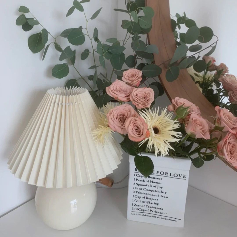 Mala plisirana stolna lampica za spavaću sobu, nordijska keramička noćna lampa, minimalistički stil, ugodna za oči, podesiva jačina svjetla, tri boje režima