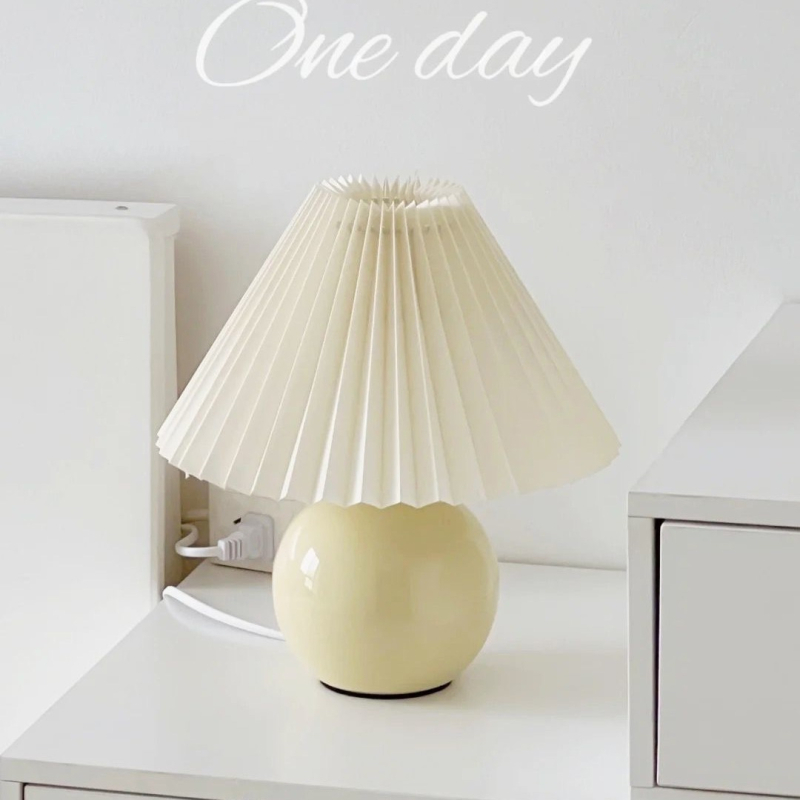 Mala plisirana stolna lampica za spavaću sobu, nordijska keramička noćna lampa, minimalistički stil, ugodna za oči, podesiva jačina svjetla, tri boje režima