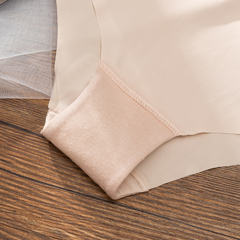Prozračne ženske gaćice s niskim strukom i valovitim rubom od Ice Silk najlona