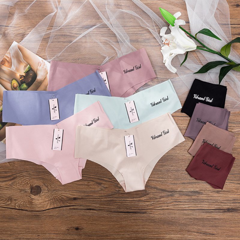 Prozračne ženske gaćice s niskim strukom i valovitim rubom od Ice Silk najlona