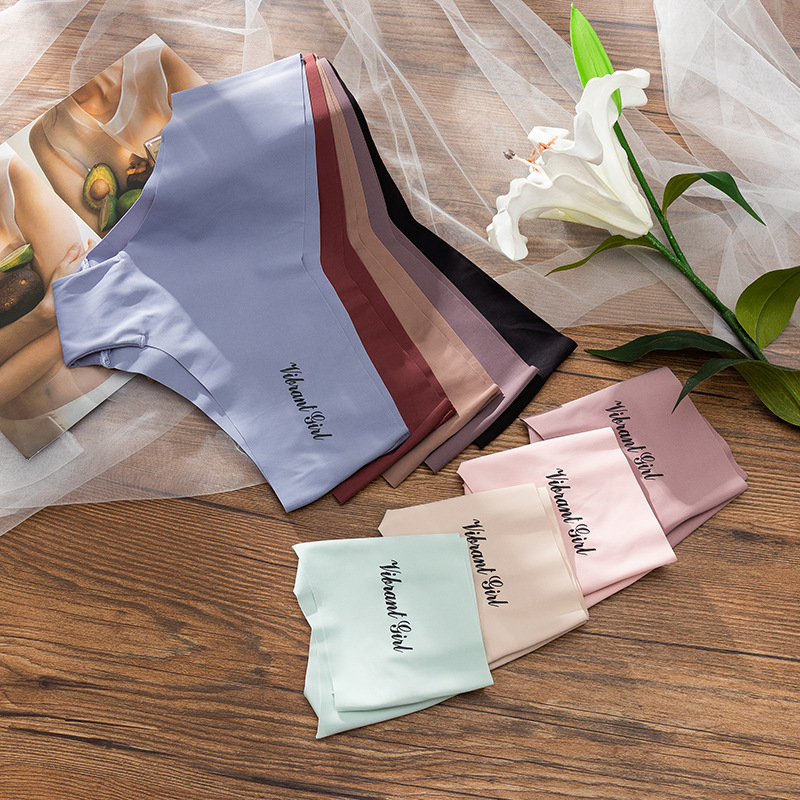 Prozračne ženske gaćice s niskim strukom i valovitim rubom od Ice Silk najlona