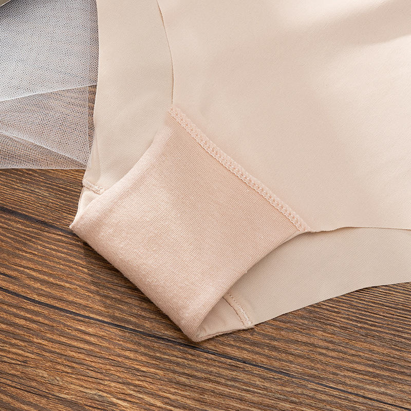 Prozračne ženske gaćice s niskim strukom i valovitim rubom od Ice Silk najlona