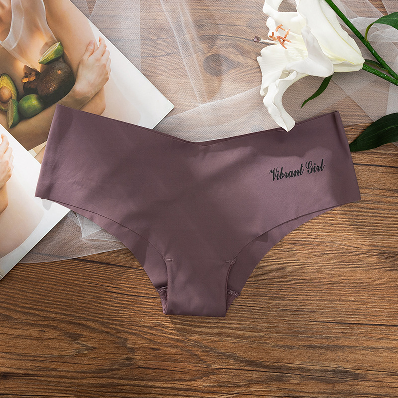 Prozračne ženske gaćice s niskim strukom i valovitim rubom od Ice Silk najlona