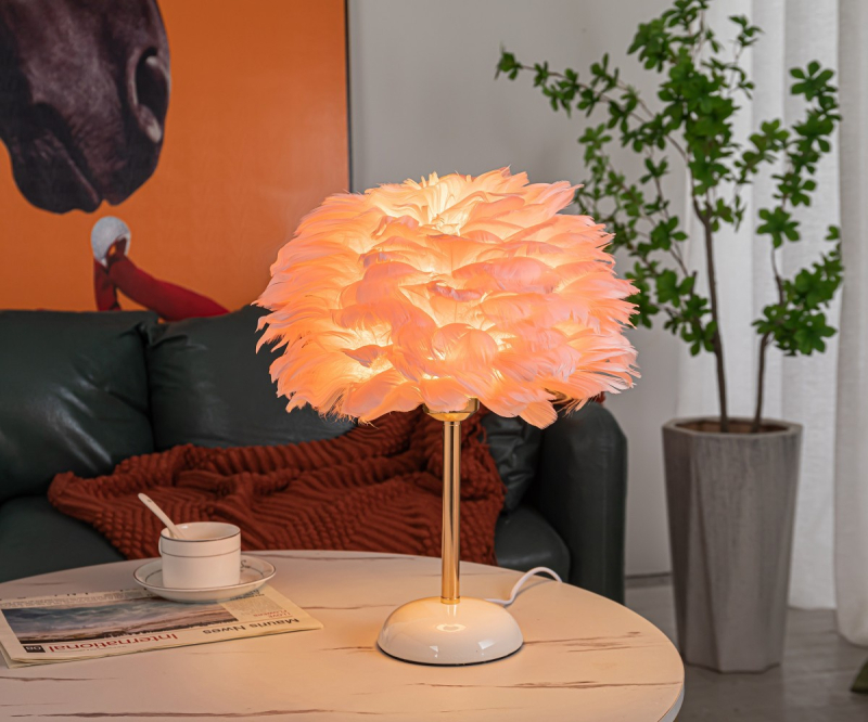 Lampa s perjem za noćni ormarić, europski stil, podesiva jačina svjetla, topla svjetlost, zaštita očiju