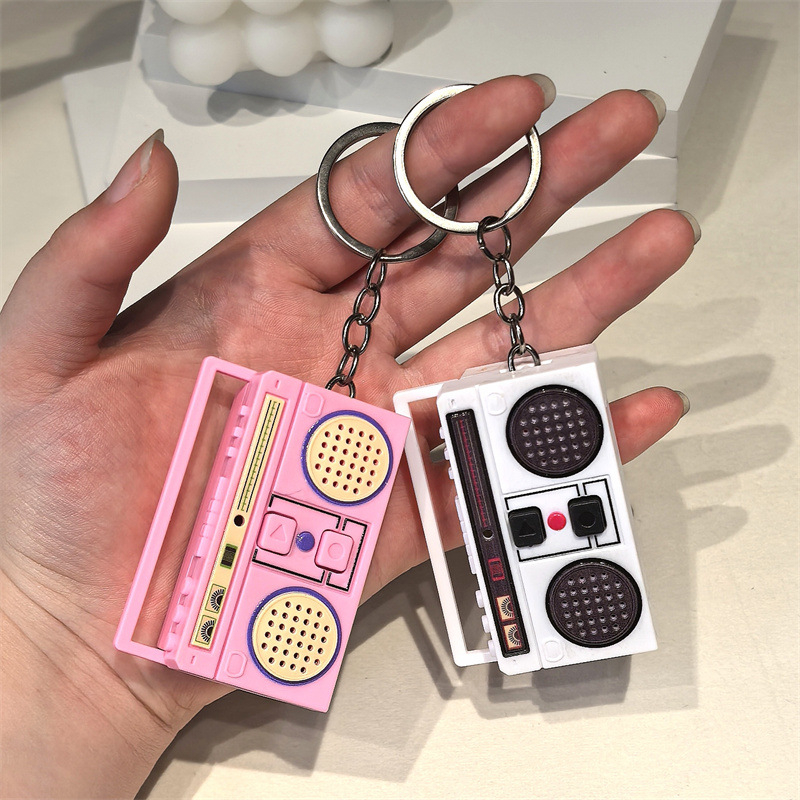 Nostalgični mini retro radio i diktofon – privjesak za ključeve
