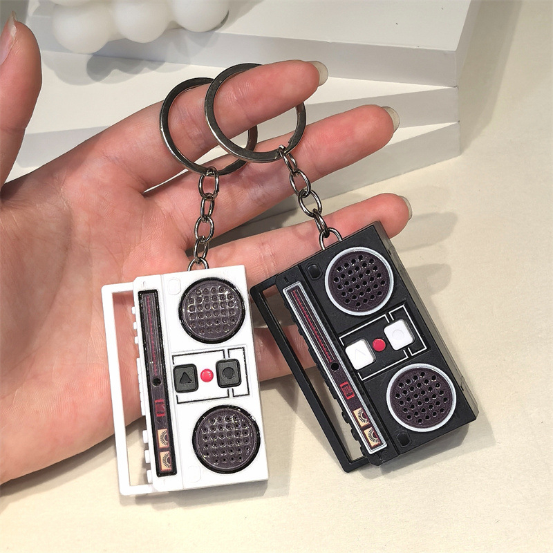 Nostalgični mini retro radio i diktofon – privjesak za ključeve