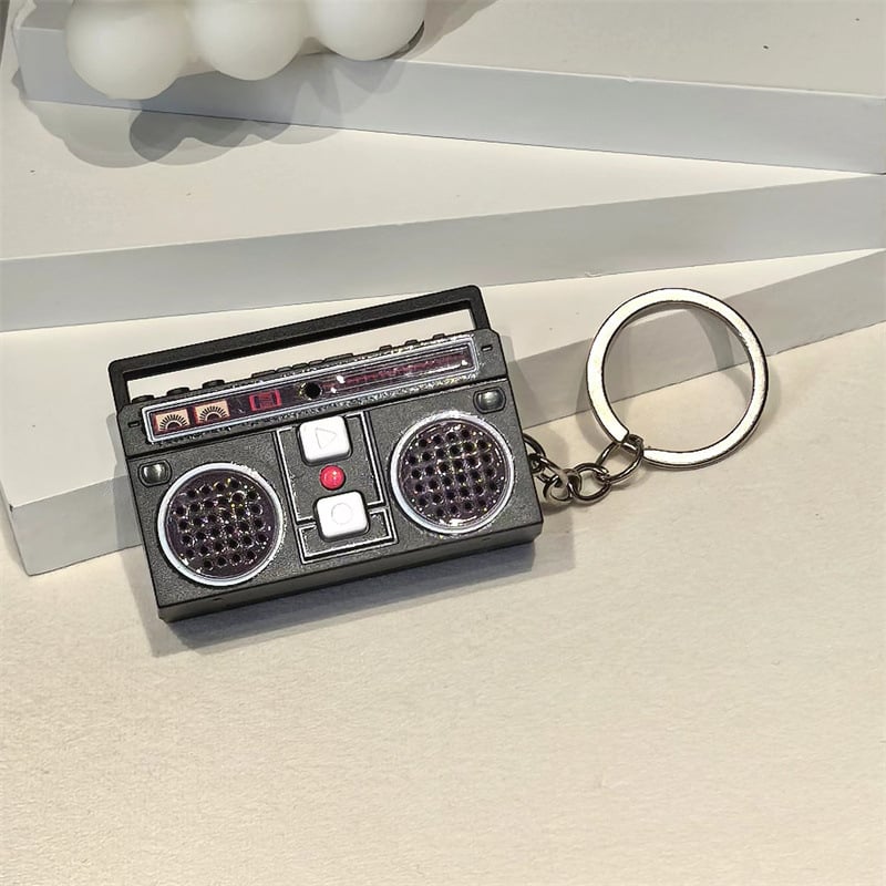 Nostalgični mini retro radio i diktofon – privjesak za ključeve