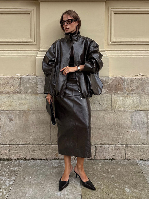 Jesensko-zimski komplet: jakna od kože sa zipom i midi haljinom, elegantan stil