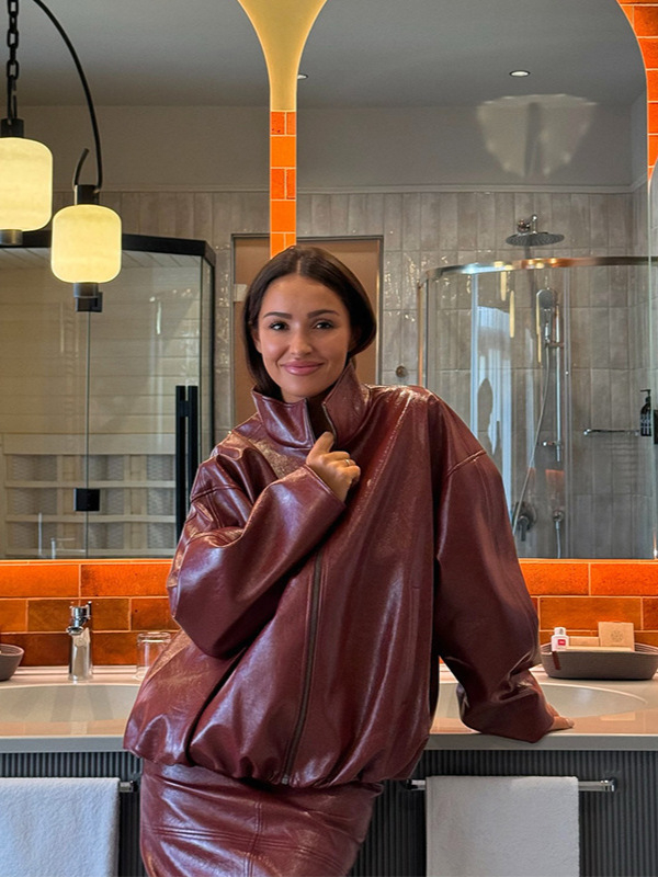 Jesensko-zimski komplet: jakna od kože sa zipom i midi haljinom, elegantan stil