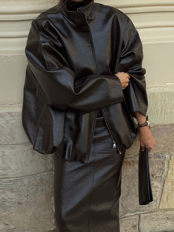 Jesensko-zimski komplet: jakna od kože sa zipom i midi haljinom, elegantan stil