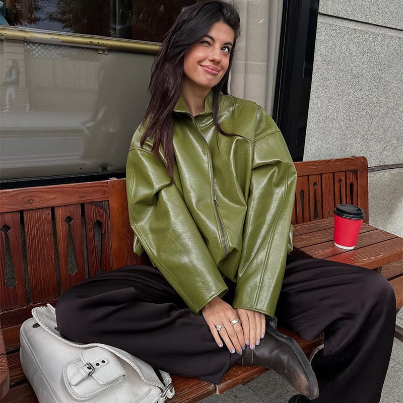 Jesensko-zimski komplet: jakna od kože sa zipom i midi haljinom, elegantan stil