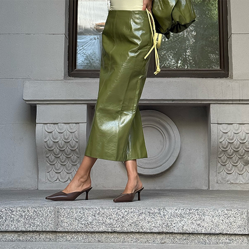 Jesensko-zimski komplet: jakna od kože sa zipom i midi haljinom, elegantan stil