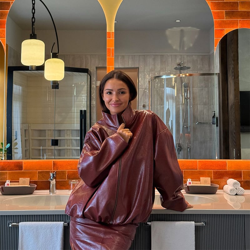 Jesensko-zimski komplet: jakna od kože sa zipom i midi haljinom, elegantan stil