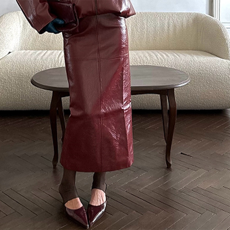 Jesensko-zimski komplet: jakna od kože sa zipom i midi haljinom, elegantan stil