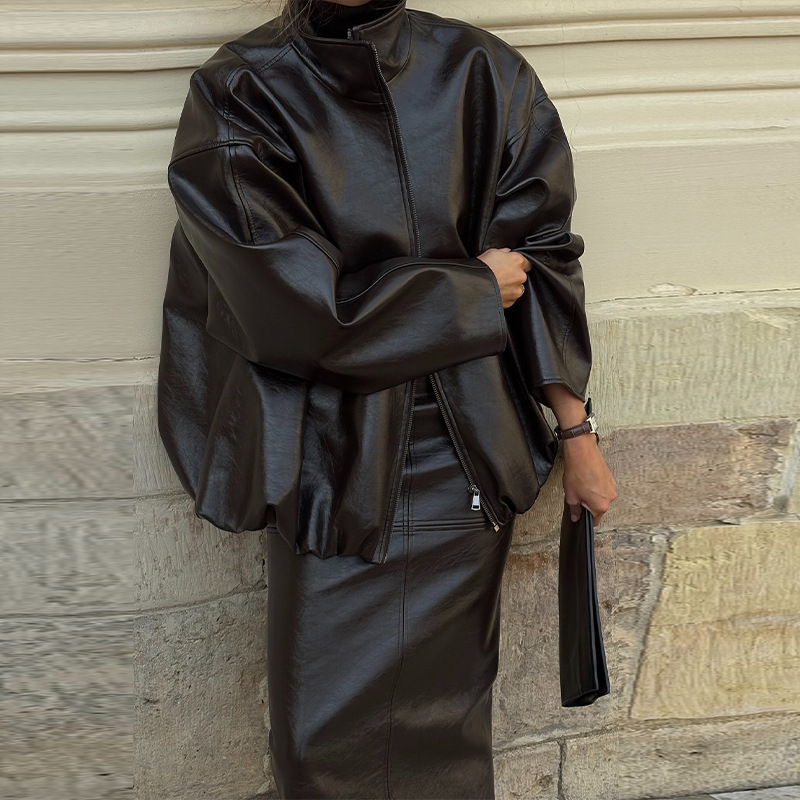 Jesensko-zimski komplet: jakna od kože sa zipom i midi haljinom, elegantan stil