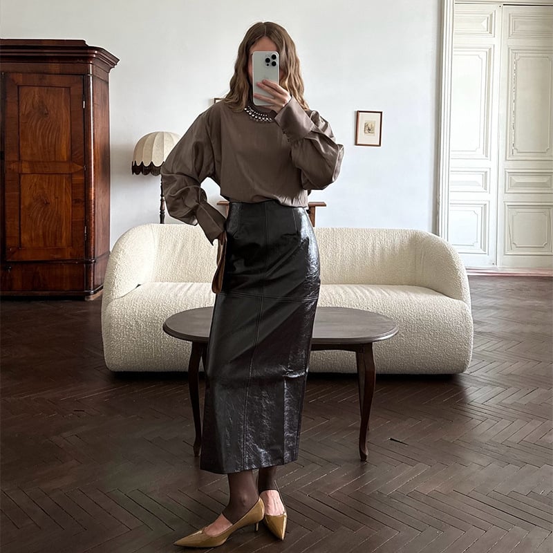 Jesensko-zimski komplet: jakna od kože sa zipom i midi haljinom, elegantan stil