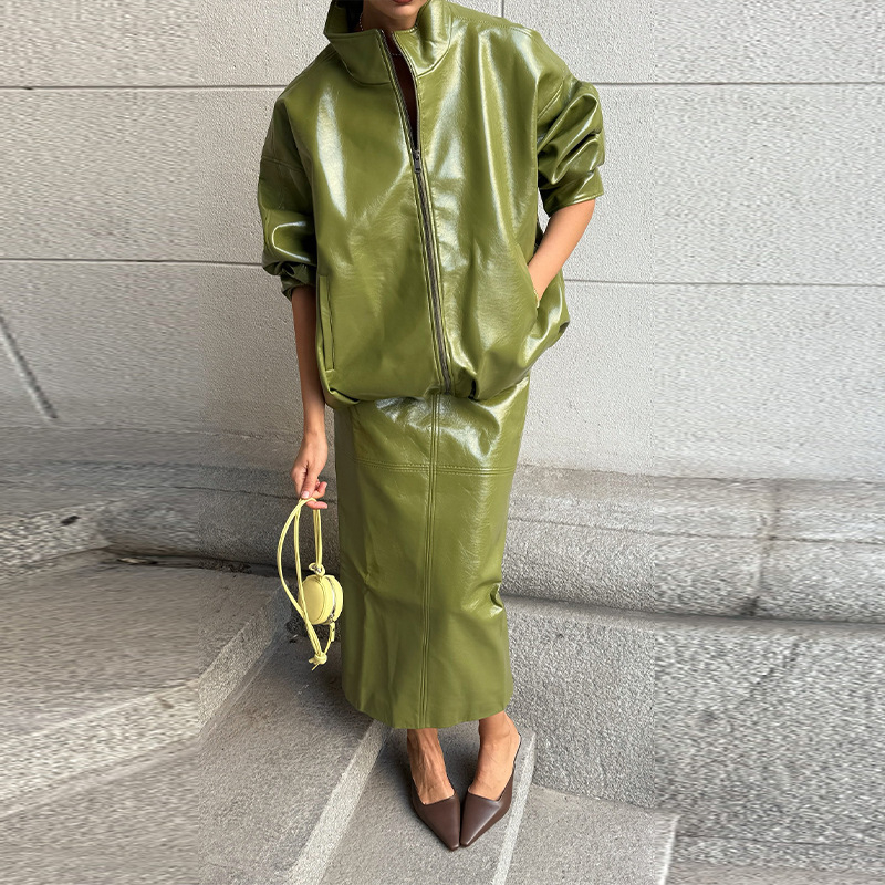 Jesensko-zimski komplet: jakna od kože sa zipom i midi haljinom, elegantan stil