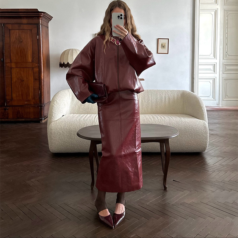Jesensko-zimski komplet: jakna od kože sa zipom i midi haljinom, elegantan stil