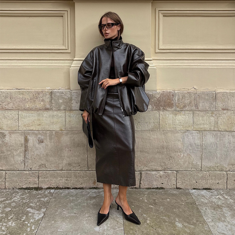Jesensko-zimski komplet: jakna od kože sa zipom i midi haljinom, elegantan stil