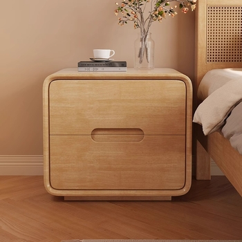 Nočný stolík z masívneho dreva v prirodzenom štýle, minimalistický moderný dizajn do spálne, kompaktný úložný stolík.