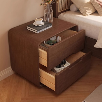 Nočný stolík z masívneho dreva v prirodzenom štýle, minimalistický moderný dizajn do spálne, kompaktný úložný stolík.