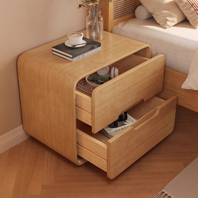 Nočný stolík z masívneho dreva v prirodzenom štýle, minimalistický moderný dizajn do spálne, kompaktný úložný stolík.