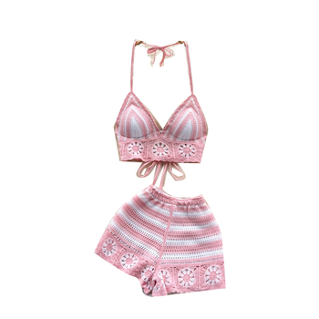Ženski ljetni set u slatko-pikantnom stilu: halter-top s čipkastim crochet uzorkom i visokim strukom te pletene kratke hlače