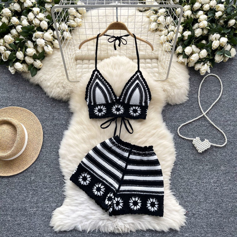 Ženski ljetni set u slatko-pikantnom stilu: halter-top s čipkastim crochet uzorkom i visokim strukom te pletene kratke hlače