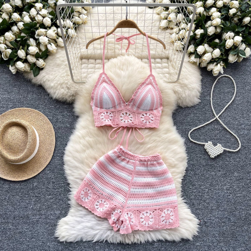 Ženski ljetni set u slatko-pikantnom stilu: halter-top s čipkastim crochet uzorkom i visokim strukom te pletene kratke hlače