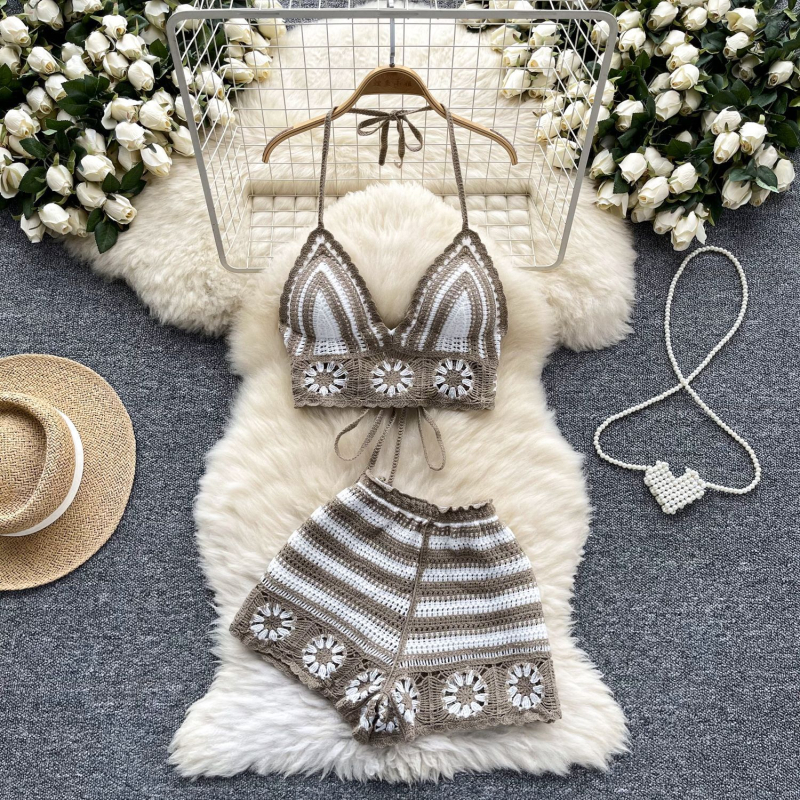 Ženski ljetni set u slatko-pikantnom stilu: halter-top s čipkastim crochet uzorkom i visokim strukom te pletene kratke hlače