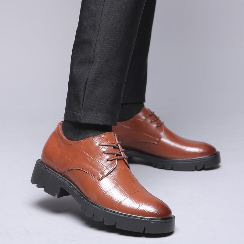 Férfi bőr öltönycipő rejtett 8 cm-es emeléssel, 6 fűzőlyuk, brogues stílus, téli viselet