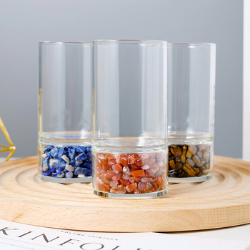 Čaša od borosilikatnog stakla s prirodnim kristalnim prahom i ružičasto-bijelim fragmentima ametista, čaša za degaziranje energije