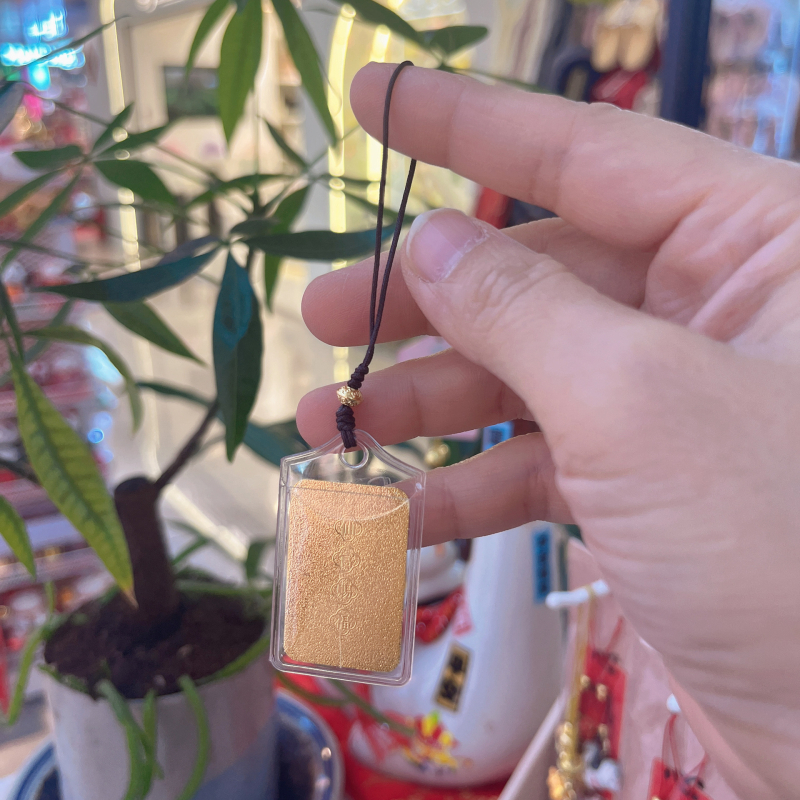 Akrilni privjesak za telefon s ugrađenom malom zlatnom medaljom, kineskog stila, talisman sreće, suvenir